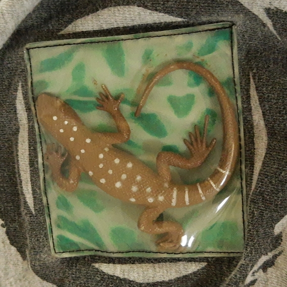 BugsT 3D Lizard Tee, Book, Toy - Picture 12 of 16